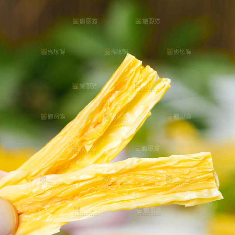 浅底上的放着腐竹
