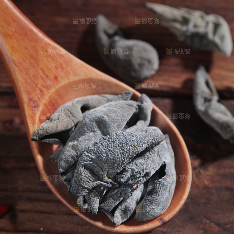 勺子上舀着黑木耳
