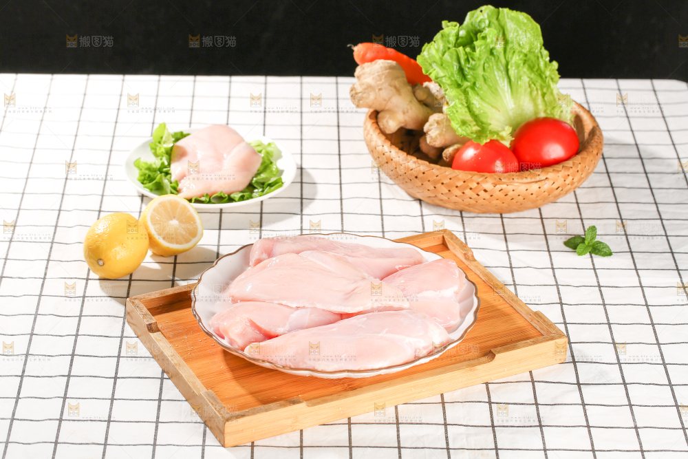 浅底上的新鲜鸡胸肉