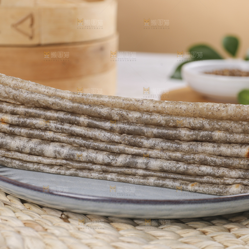 浅底上的全麦卷饼
