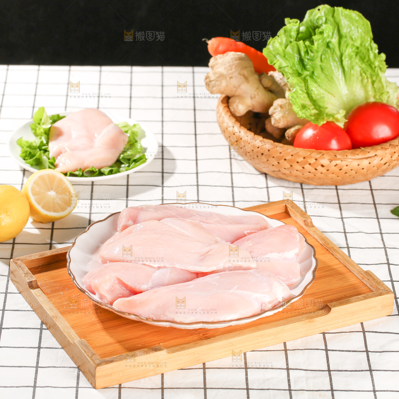 浅底上的新鲜鸡胸肉