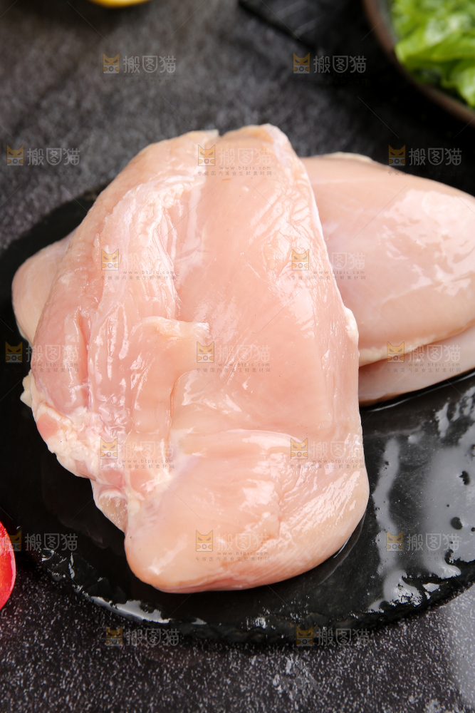 深底上的鸡胸肉