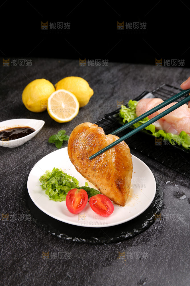 深底上的鸡胸肉