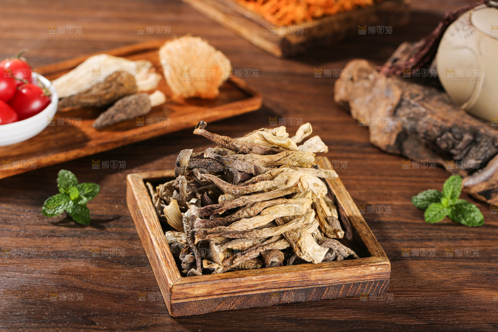 深底上的鹿茸菇