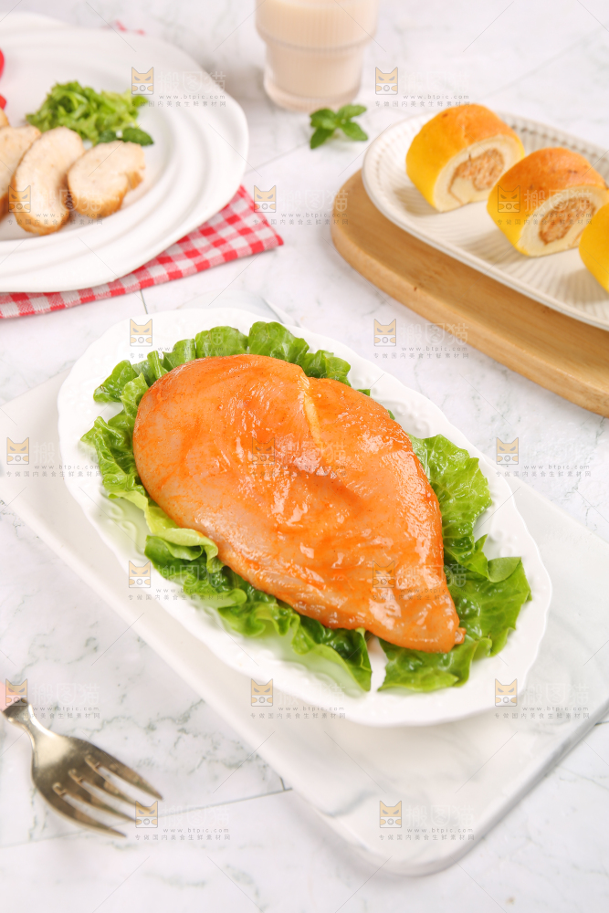 浅底上的新鲜鸡胸肉