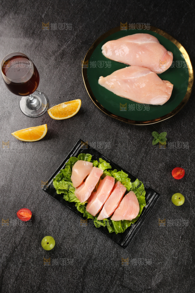 黑底上的鸡胸肉