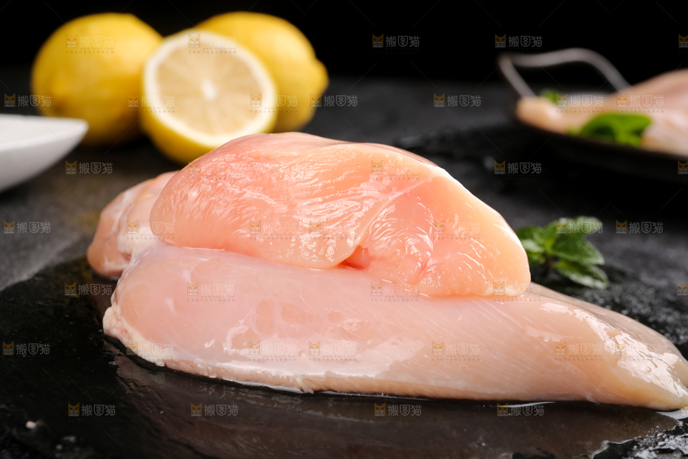 深底上的鸡胸肉