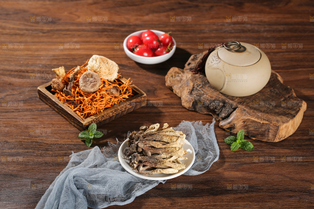 深底上的鹿茸菇