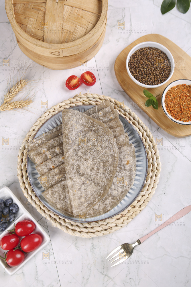 浅底上的全麦卷饼