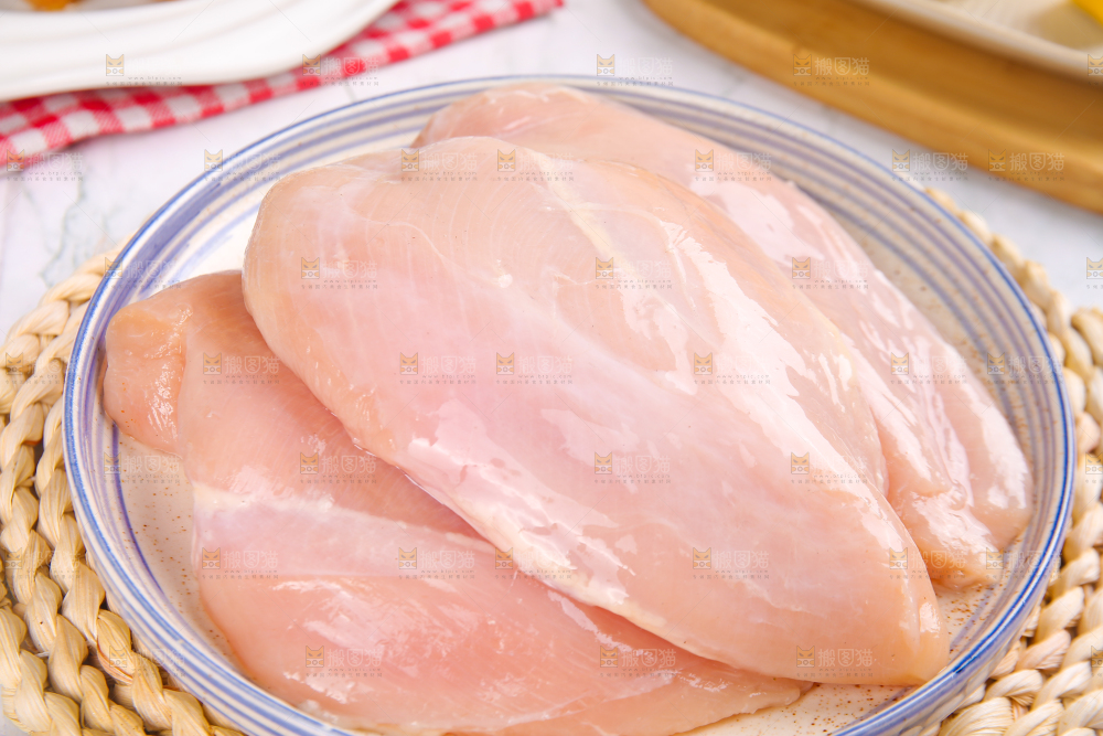浅底上的新鲜鸡胸肉