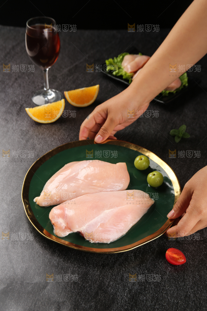 黑底上的鸡胸肉