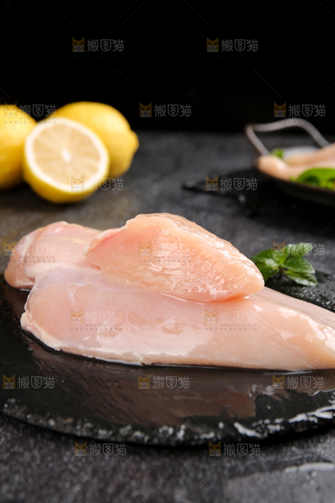 深底上的鸡胸肉