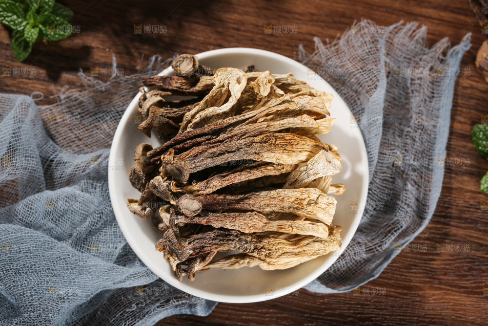 深底上的鹿茸菇