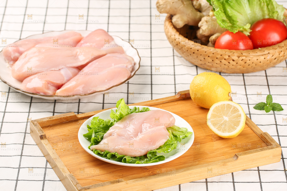 浅底上的新鲜鸡胸肉