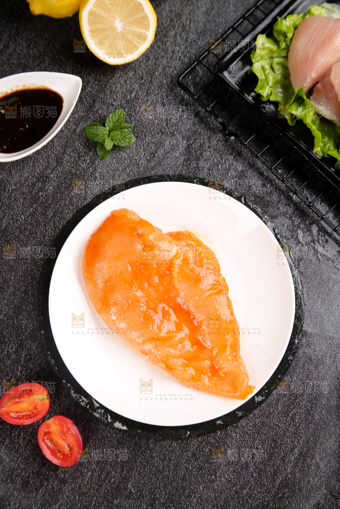 深底上的鸡胸肉