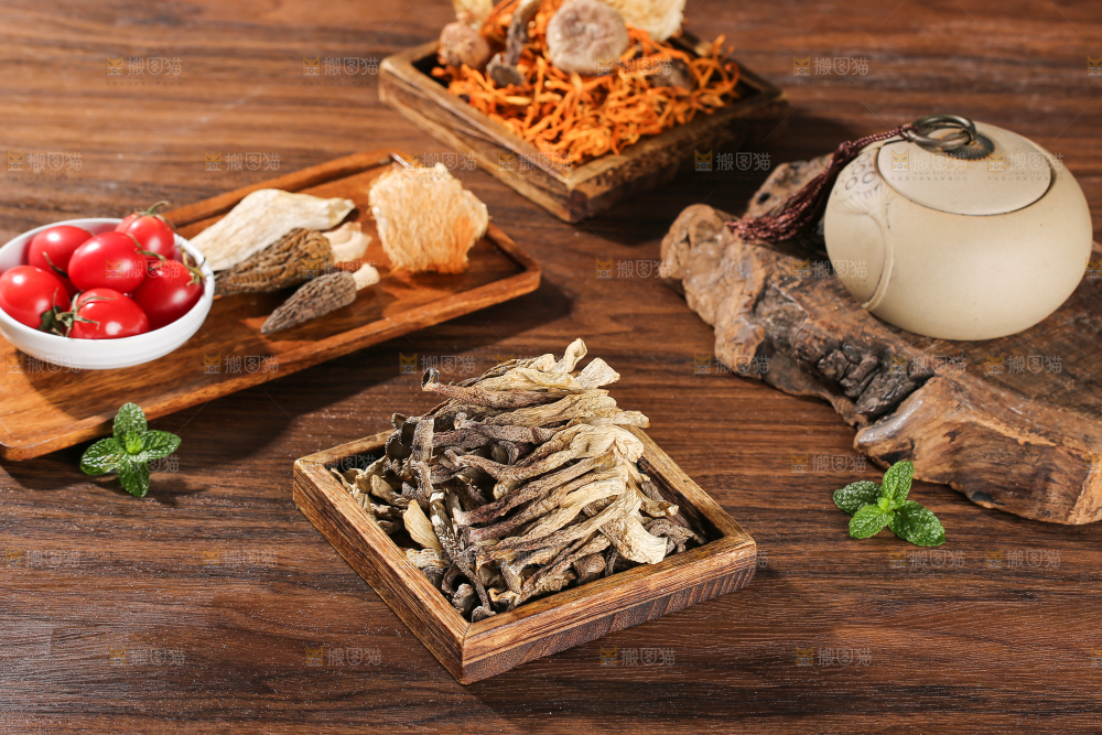 深底上的鹿茸菇