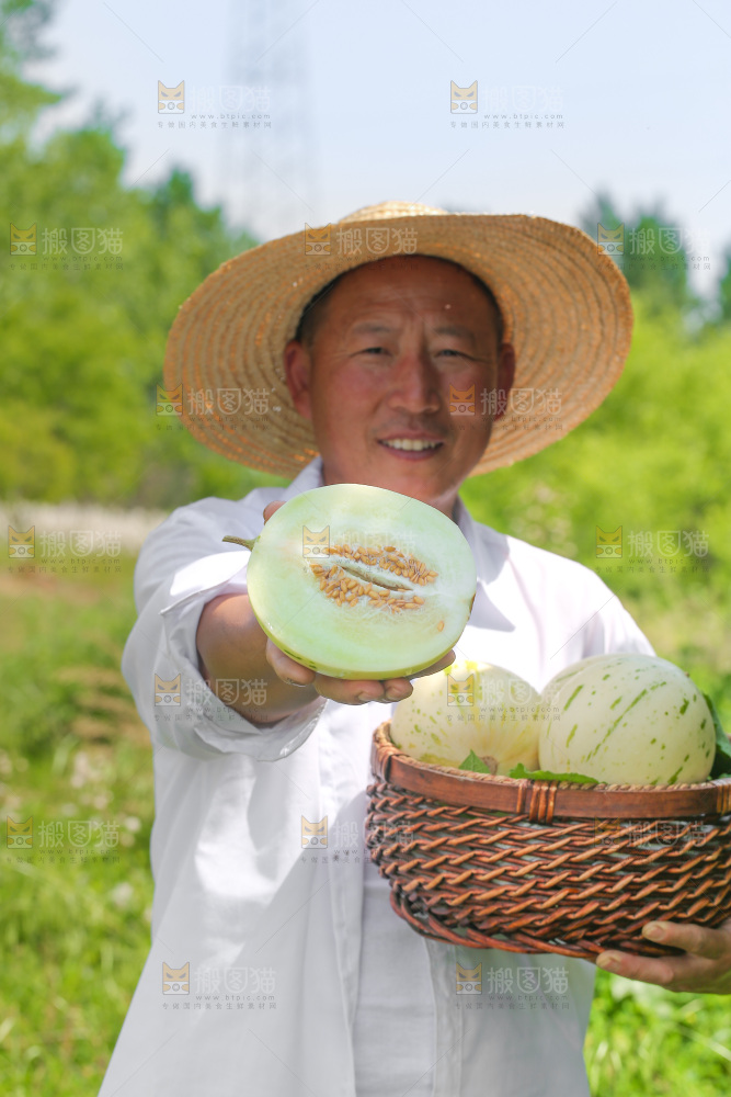 手里拿着流星蜜瓜