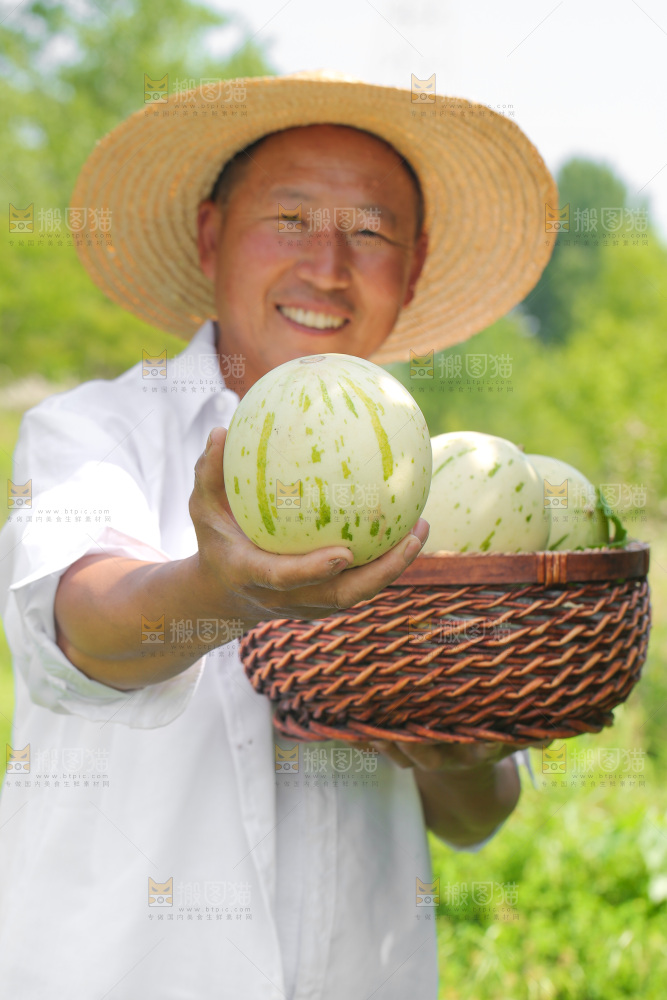 手里拿着流星蜜瓜