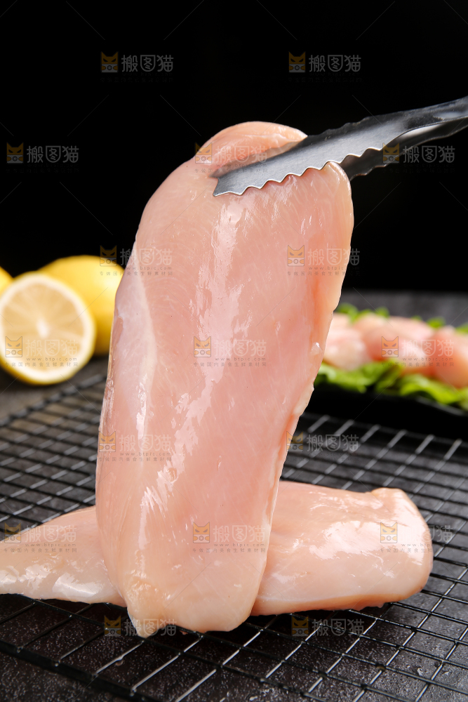 深底上的鸡胸肉