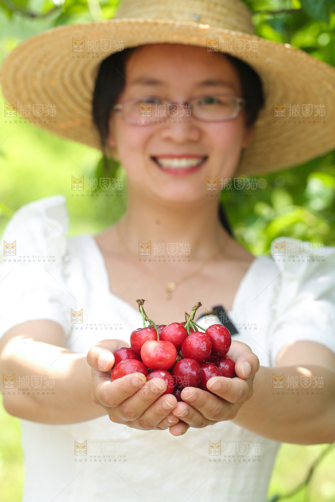 手里拿着新鲜大樱桃