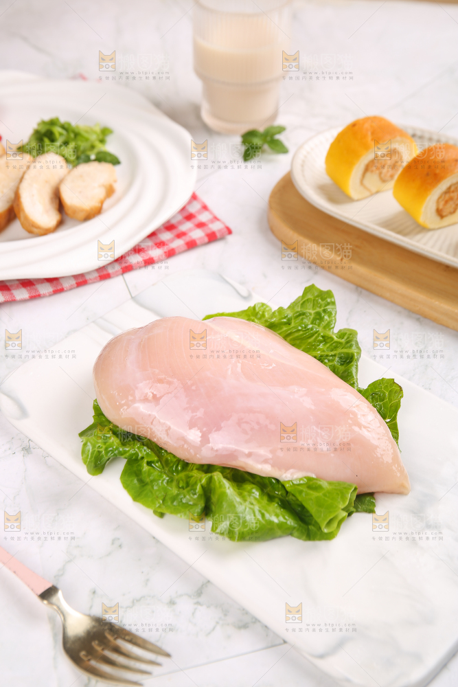 浅底上的新鲜鸡胸肉