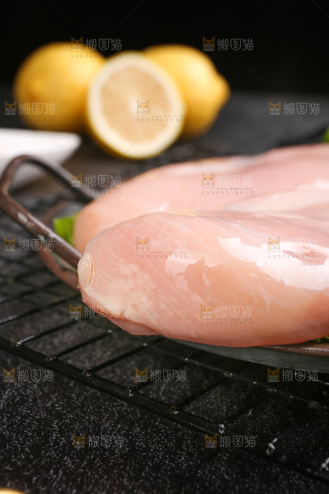 深底上的鸡胸肉