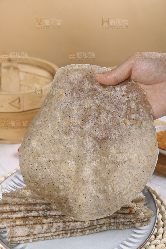 浅底上的全麦卷饼