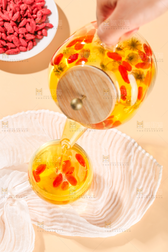浅底上的红枸杞