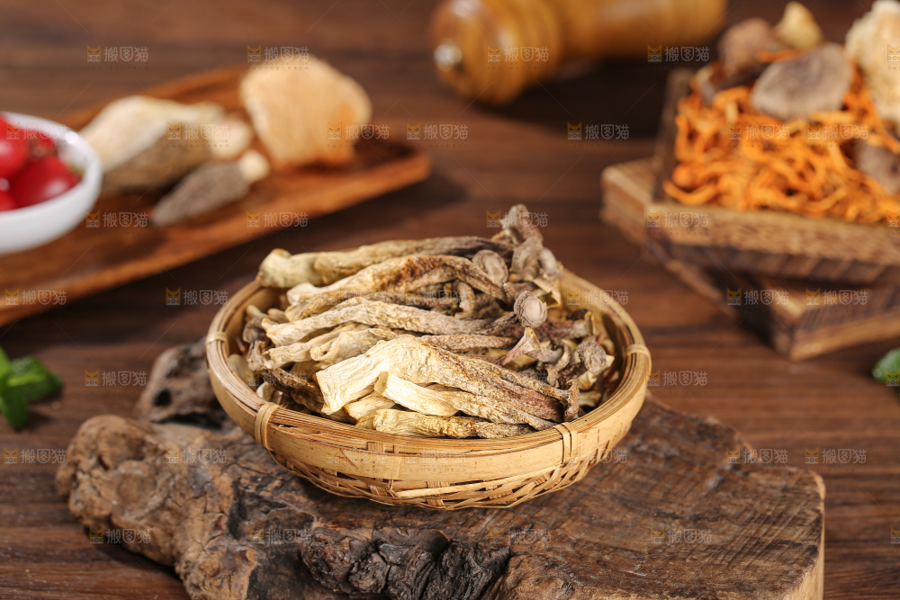 深底上的鹿茸菇