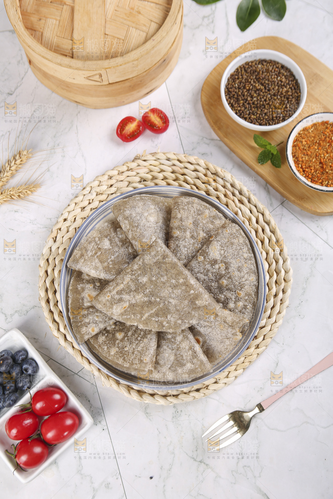 浅底上的全麦卷饼