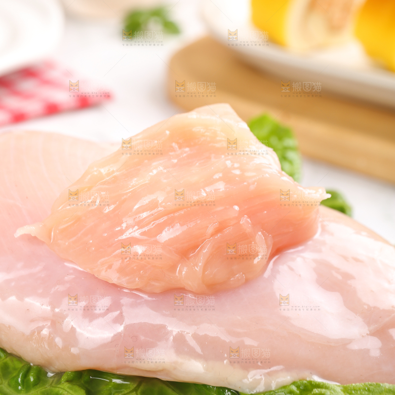 浅底上的新鲜鸡胸肉