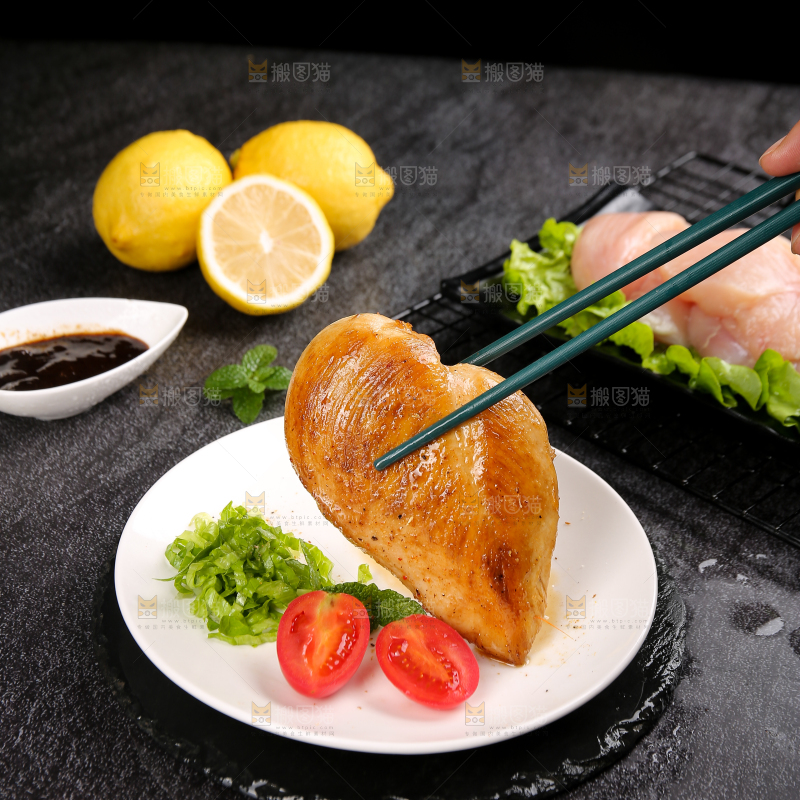 深底上的鸡胸肉