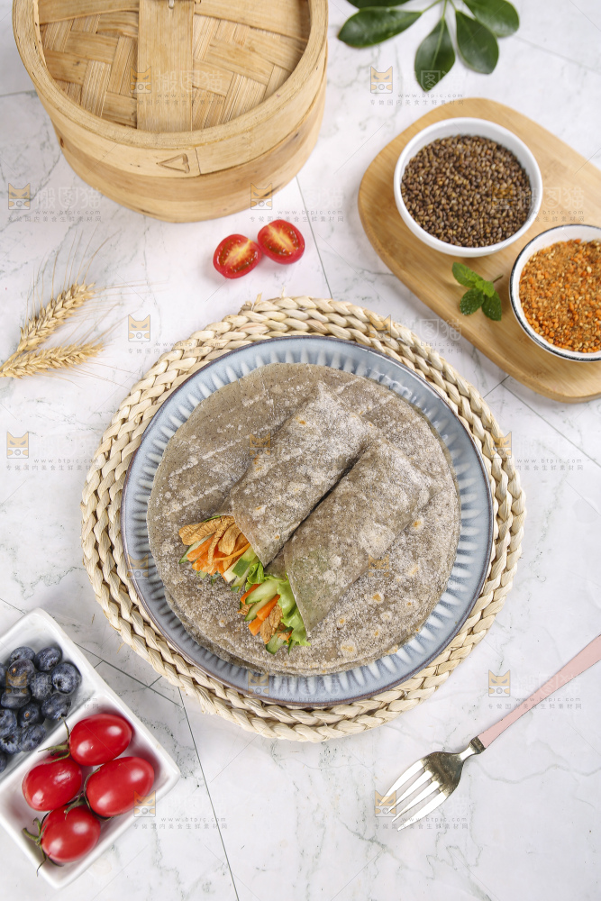浅底上的全麦卷饼