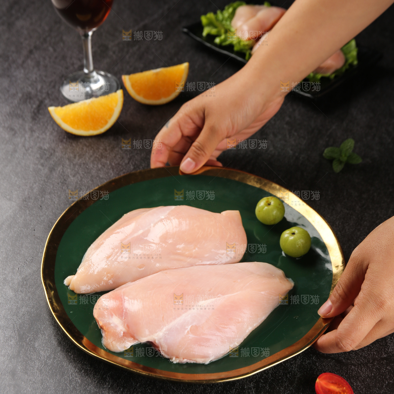 黑底上的鸡胸肉