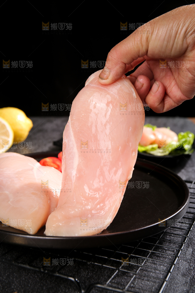 深底上的鸡胸肉
