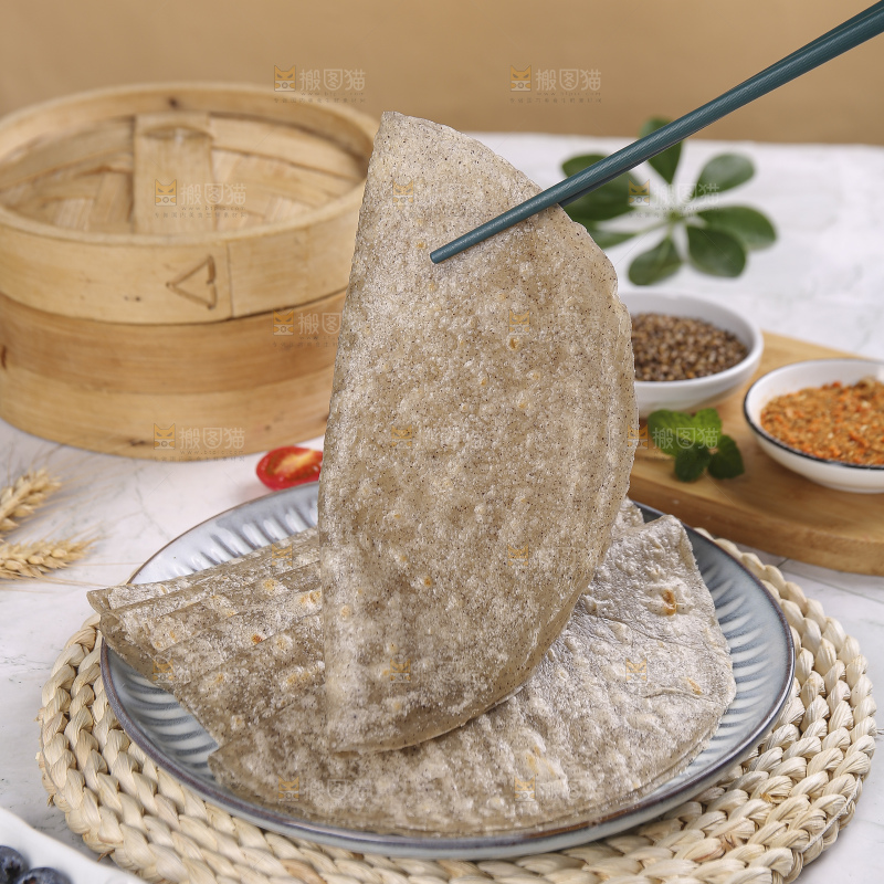 浅底上的全麦卷饼