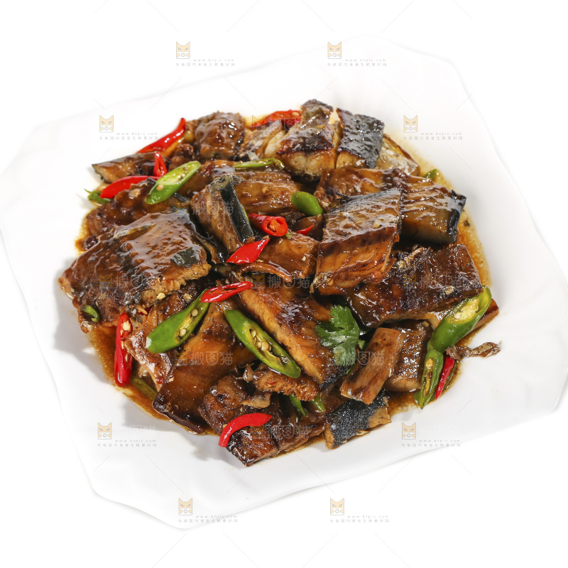 白底上的红烧鲅鱼