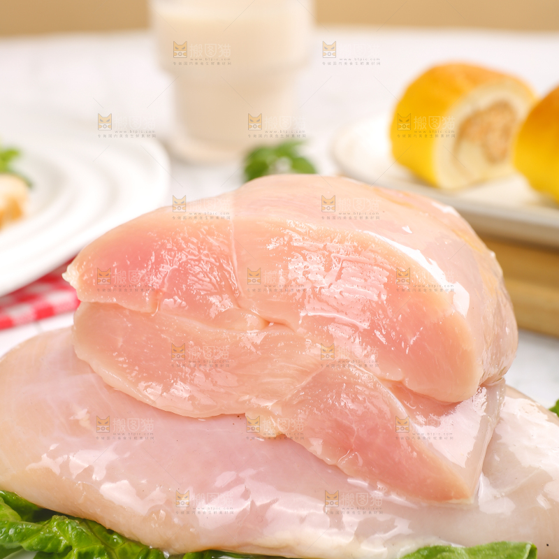 浅底上的新鲜鸡胸肉