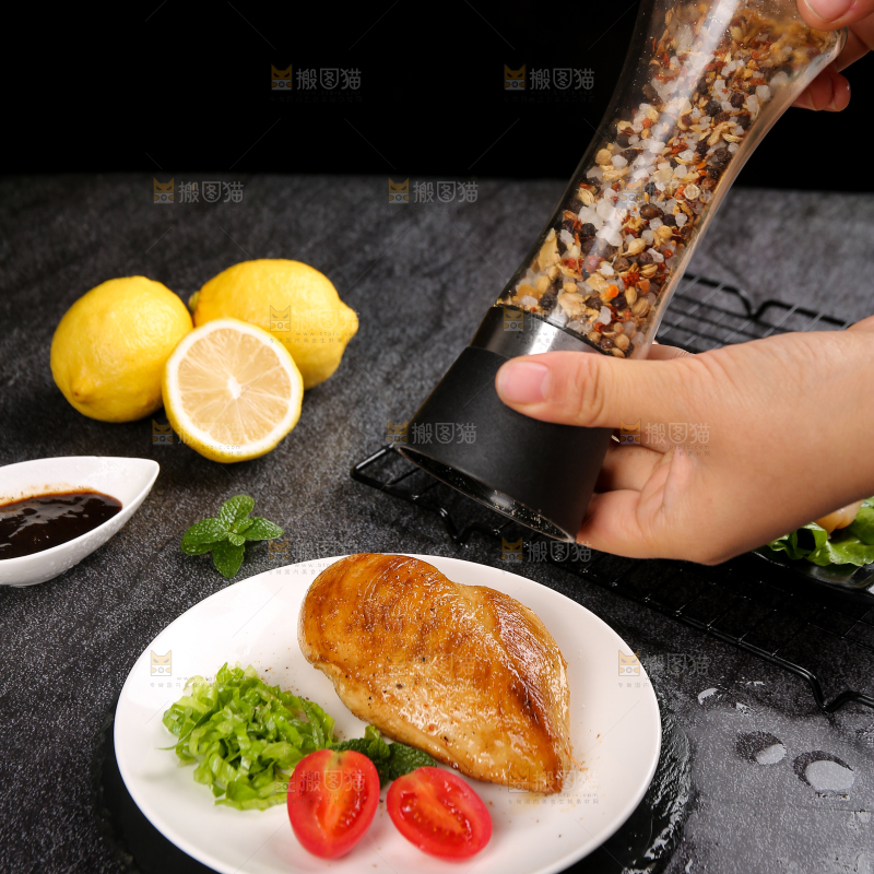 深底上的鸡胸肉