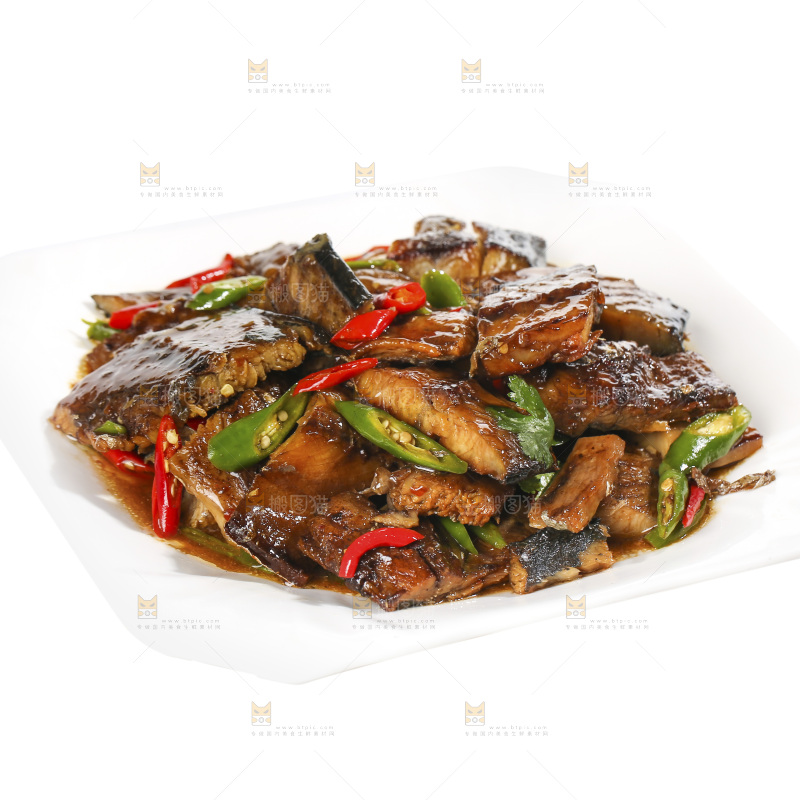 白底上的红烧鲅鱼