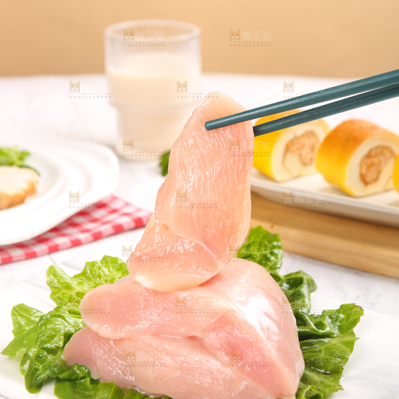 浅底上的新鲜鸡胸肉