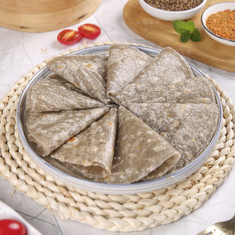 浅底上的全麦卷饼