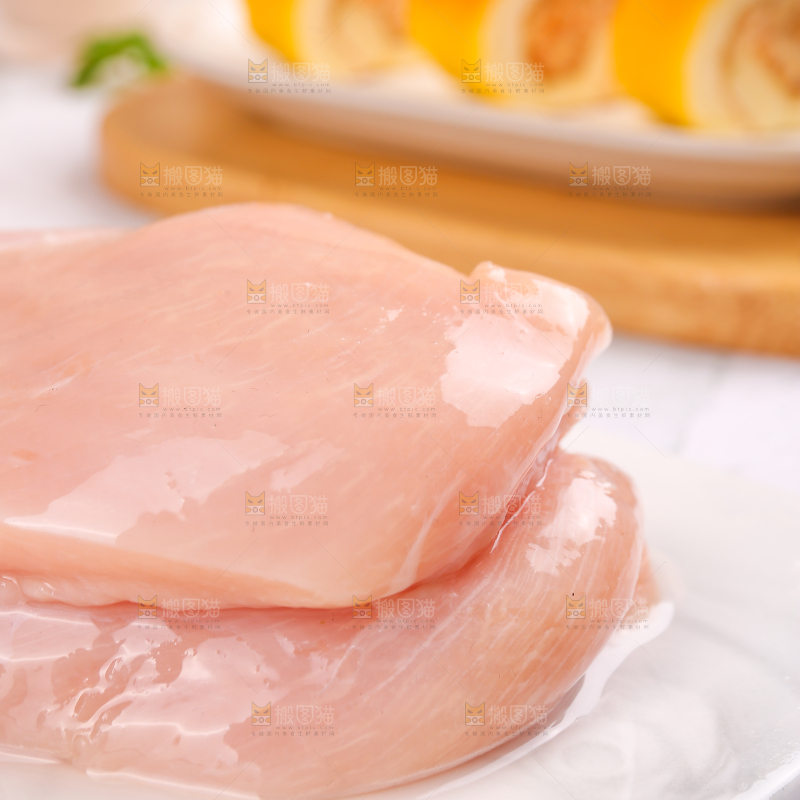 浅底上的新鲜鸡胸肉