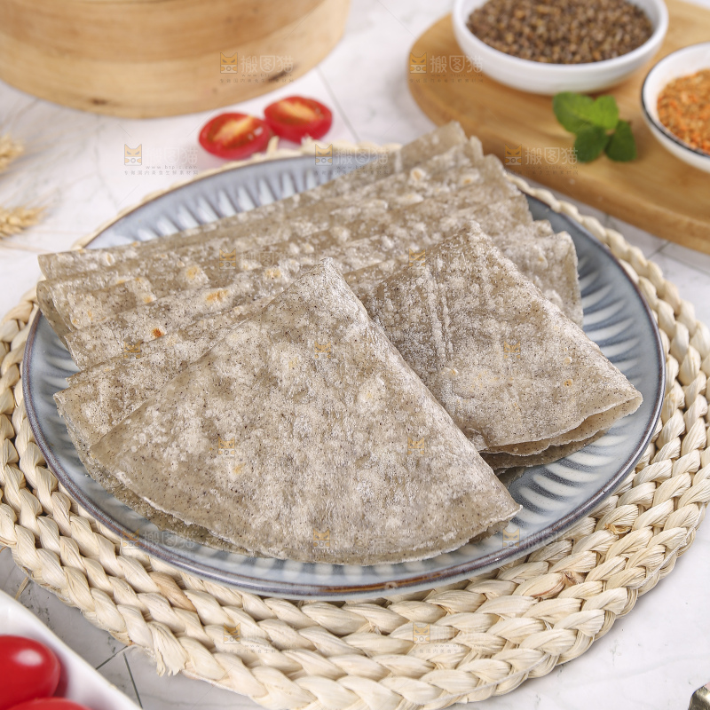 浅底上的全麦卷饼