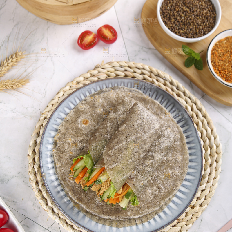 浅底上的全麦卷饼