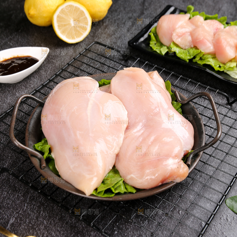 深底上的鸡胸肉