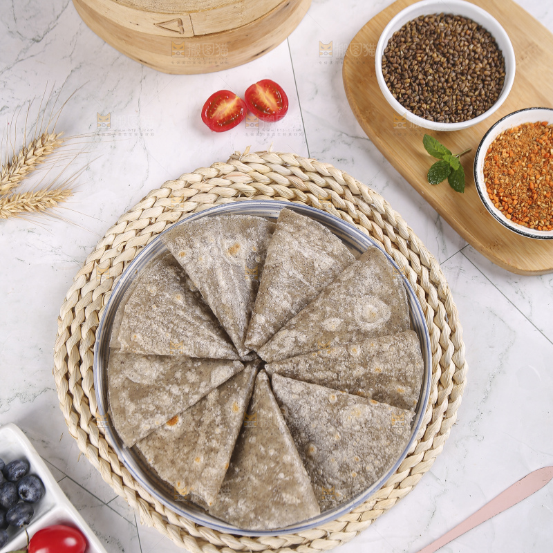 浅底上的全麦卷饼