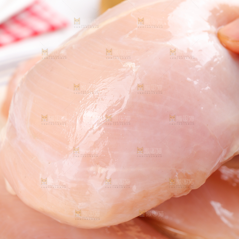 浅底上的新鲜鸡胸肉
