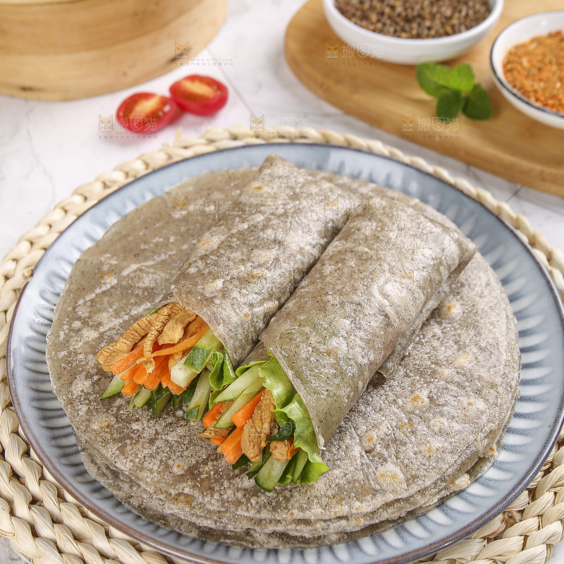 浅底上的全麦卷饼