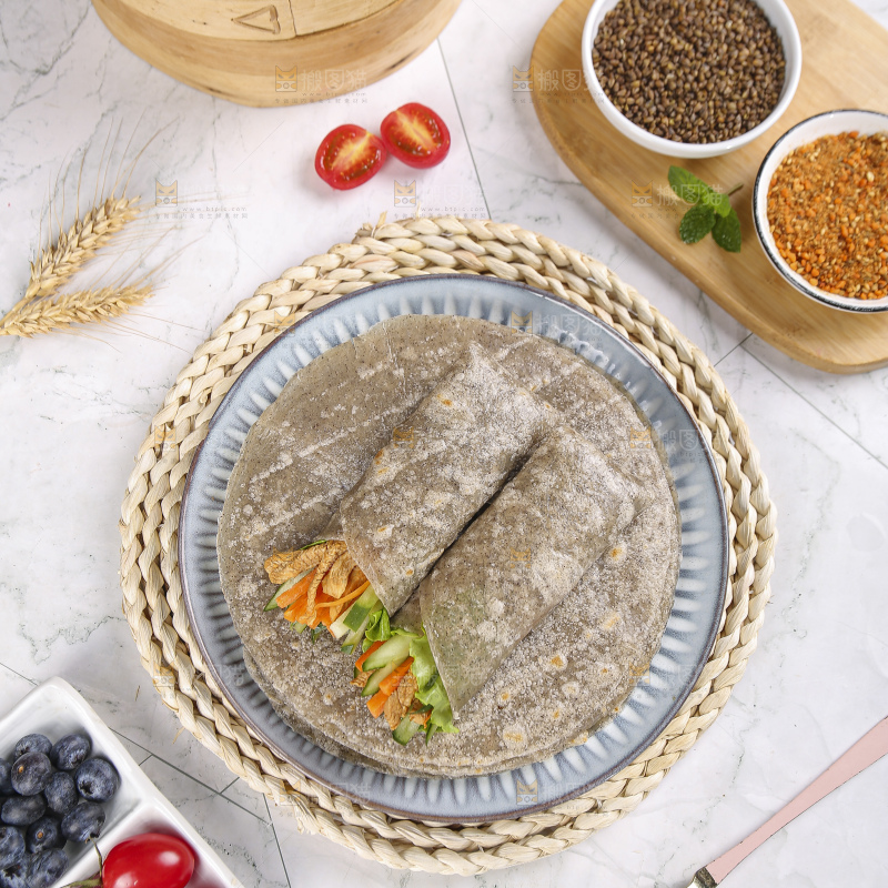 浅底上的全麦卷饼
